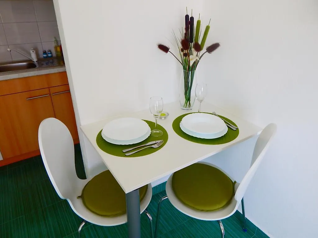 Apartments & Rooms Marinka ザダル