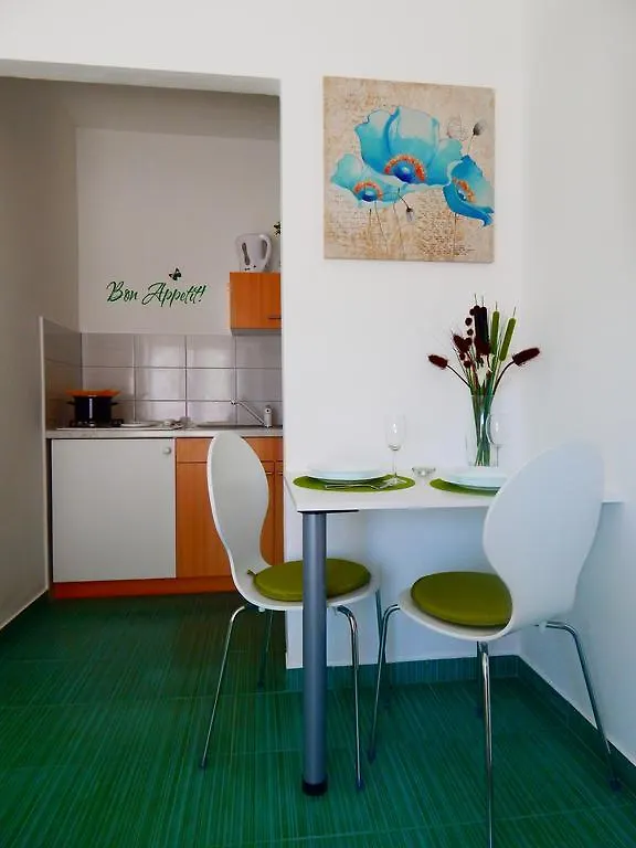 Apartments & Rooms Marinka ザダル 0*,