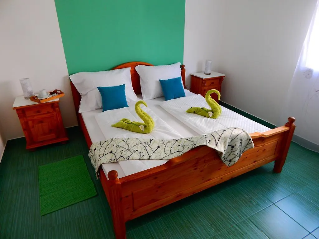 Apartments & Rooms Marinka ザダル