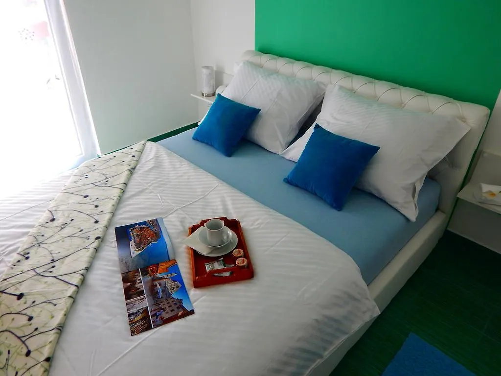 Apartments & Rooms Marinka ザダル